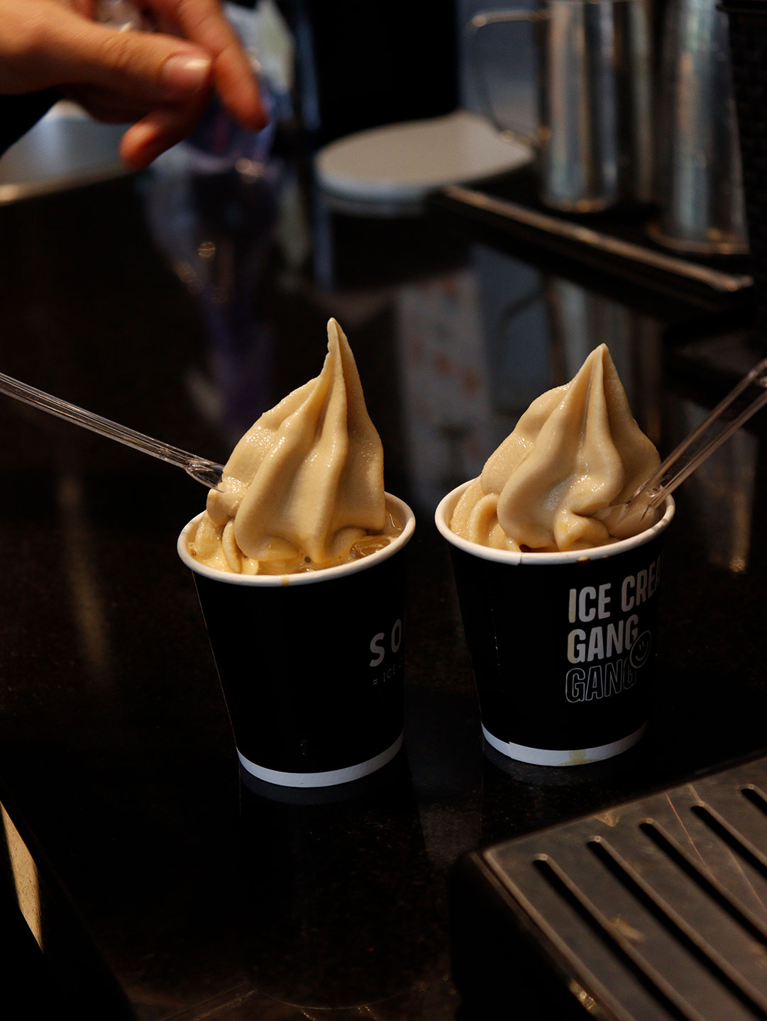 Dois copos de sorvete soft Ice Cream Gang